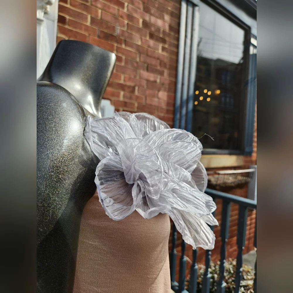 Bold Silver Flower Brooch Pin Clip - Picture 9 of 17